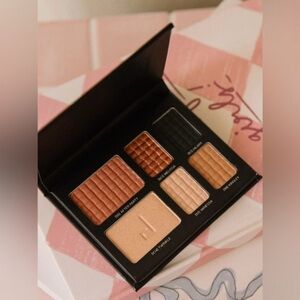 Doucce Freematic Eyeshadow, Blush, &
Highlighter Palette $65
